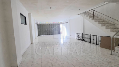 Ruko Luas Siap Pakai dengan Posisi Strategis dan Ramai Pinggir Jalan Lebar di Cihampelas