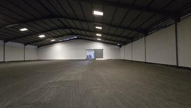 Gudang Konstruksi Baja Strategis, Atap Tinggi, Bersih Siap Pakai, Di Leuwi Gajah Dekat Pintu Tol Baros