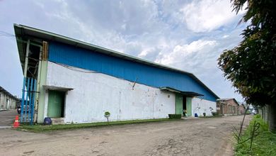 Gudang Kontruksi Baja Bersih Siap Pakai Dekat Pintu Tol Baros Akses Container 40 Feat