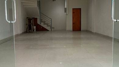 Ruko Cetar 3 Lantai di Tengah Kota Area Lengkong Besar, Sangat Cocok Untuk Berbagai Macam Bisnismu di Jaman Now 