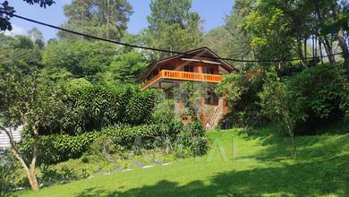 Villa dengan Halaman Luas dan View Cantik Bikin Suasana Menjadi Asri Nyaman di Lembang Bandung Barat