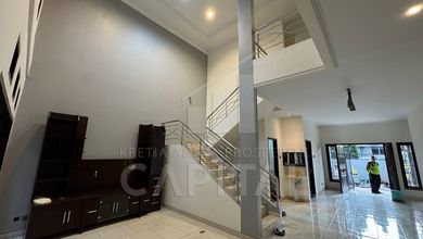 Kesempatan Langka, rumah Mewah di Taman Holis Indah, Bandung, LB 216m²