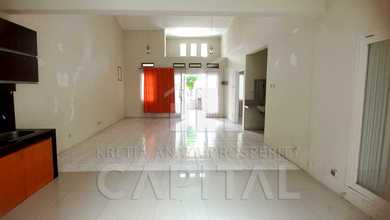 Rumah Sewa Nyaman Lokasi Kota Baru Parahyangan, Bandung, LB 185m²