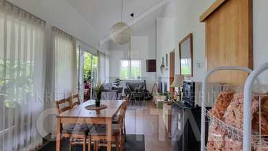 Villa model Minimalis Skandinavia di Lembang dengan pemandangan gunung, cocok untuk Airbnb