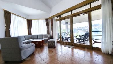 Rumah modern dengan Lahan 750 m2 Daerah Sayap Dago, Bandung