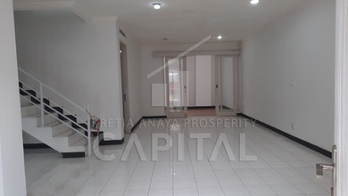 Rumah Mewah di Kawasan Setra Duta, Bandung, LB 200m², Harga 2,6 Miliar