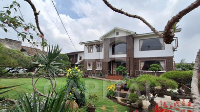 VILLA CANTIK DENGAN  INTERIOR KAYU DAN  TAMAN BONSAI NAN ASRI  , VIEW GUNUNG  & CITY LIGHT DI LEMBANG 