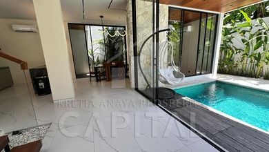 Suspicious Villa di Umalas Kerobokan Bali dengan arsitektur modern , high ceiling dan ruang keluarga yang leluas