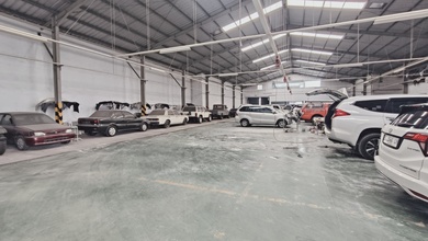 Gudang & Ruang Usaha Body Repair Mobil Cuan Di Tengah Kota Tasikmalaya