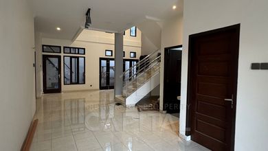 Kesempatan Rumah di Taman Holis Indah, Bandung, LB 216m², Harga 2,45 Miliar