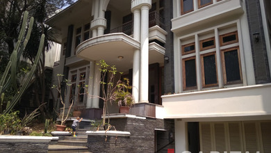 Rumah Elegan di Dago, Bandung, 9 Kamar Tidur, LT 700m²